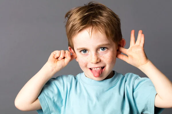 Lindo niño pequeño que no escucha, sacando la lengua — Foto de Stock