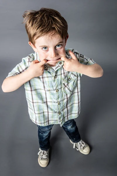 Staande jonge jongen maken een gezicht met grote mond — Stockfoto