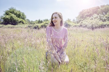 romantik uzun saçlı gülümseyen güzel genç kadın, instagram efektleri 