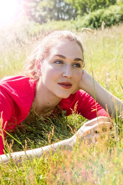 Bela adolescente sonhando, relaxando na grama para o bem-estar — Fotografia de Stock