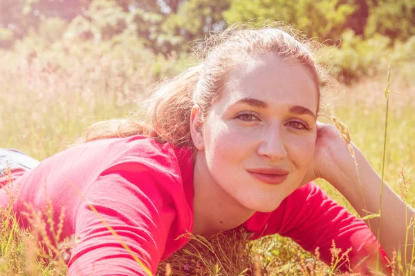Menina adolescente feliz relaxando na grama para inocência romântica — Fotografia de Stock