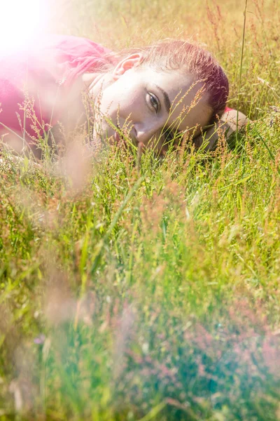 Γαλήνιος όμορφη νεαρή γυναίκα ξαπλωμένη, αναπνοή φύση, Instagram εφέ — Φωτογραφία Αρχείου