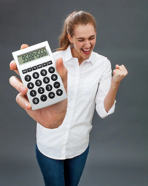 Animado bela jovem mulher ganhar dinheiro na realização de calculadora simbólica — Fotografia de Stock