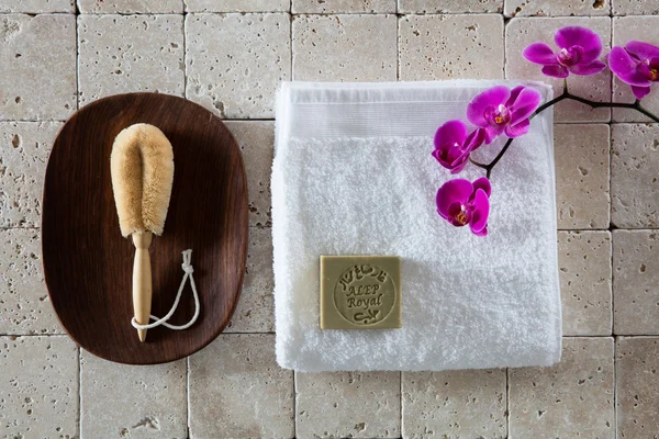 Baño balneario concepto-rosa toallas y toalla en un piso. — Foto de