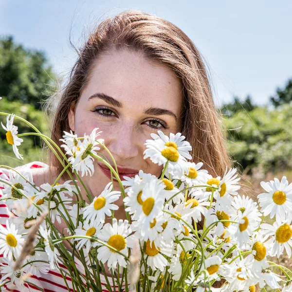 Portrait of smiling beautiful young woman with daisy flower bouquet — Stock Photo, Image