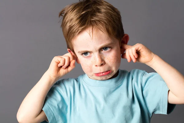 Infeliz niño pequeño no dispuesto a escuchar la violencia doméstica —  Fotos de Stock