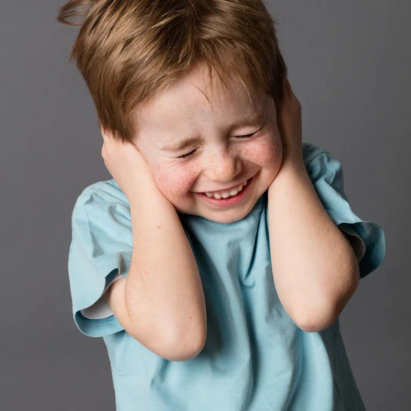 Ребёнок закрывает уши руками. Школьник закрывает уши. Ребенок с закрытыми ушами. Ребенок закрывает уши руками при громких. Мальчик закрывает уши.