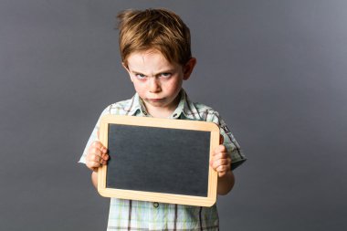 boş yazma kayrak somurtma tutum için kızgın genç çocukla