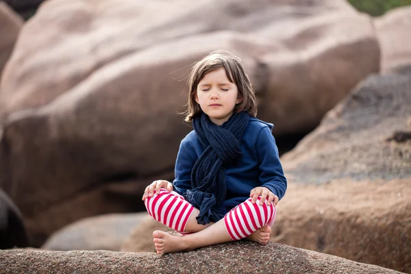 Criança meditando com os olhos fechados sentado, relaxante para o exercício de ioga — Fotografia de Stock