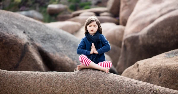 Criança espiritual relaxante, orando e respirando sozinho para ioga ao ar livre — Fotografia de Stock