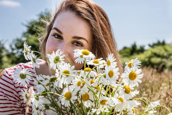 Beautiful young woman with flower bouquet smiling for natural beauty — Stock Photo, Image