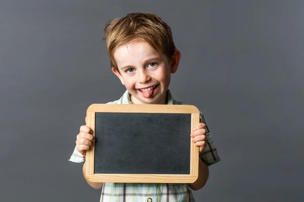 Chico sobresaliendo lengua para el esfuerzo de aprender en preescolar —  Fotos de Stock