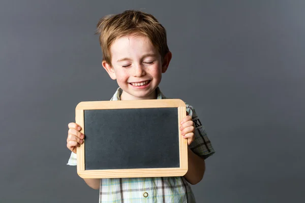 Niño sonriente cerrando los ojos para la meditación o la relajación en preescolar —  Fotos de Stock