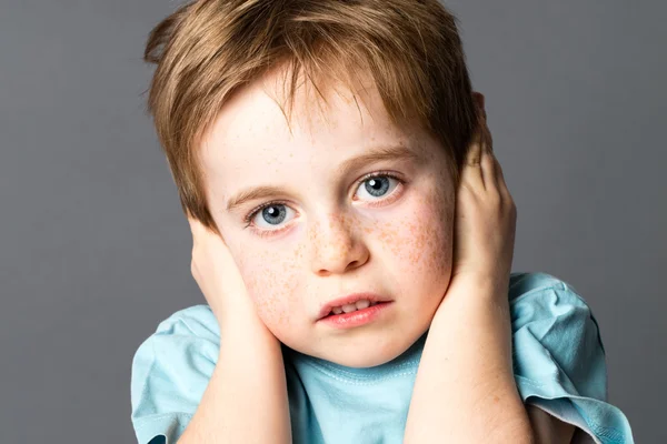 kulaklarını kaplayan aile içi şiddet muzdarip korkmuş genç çocuk