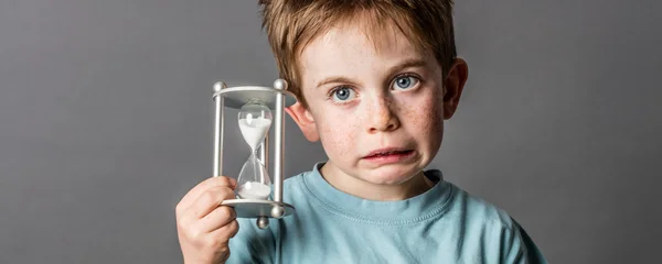 Μικρό αγόρι με αμφιβολίες μάτια κρατώντας ένα τρομακτικό χρονόμετρο αυγό — Φωτογραφία Αρχείου