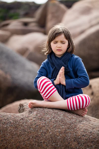 Joga modląc się dziecko stara się rozważać sam, szukając spokoju — Zdjęcie stockowe