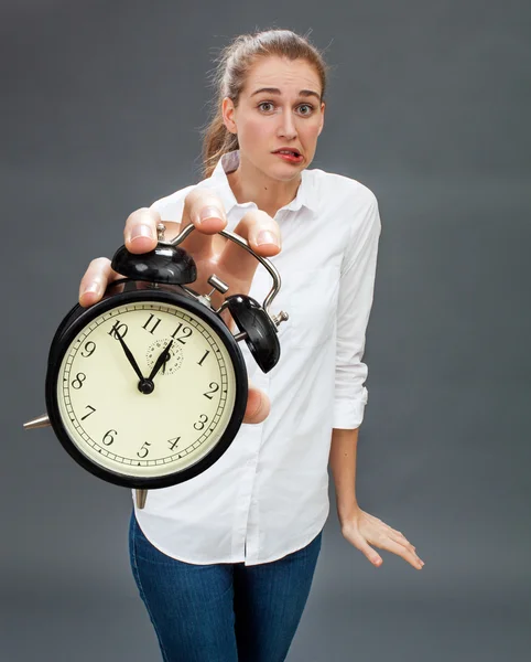 Mujer ansiosa por el énfasis en el tiempo estresante y la gestión de plazos —  Fotos de Stock