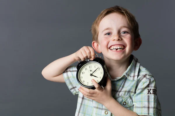Γέλιο μικρό παιδί με λείπει δόντι κρατώντας ρολόι για το χρόνο — Φωτογραφία Αρχείου