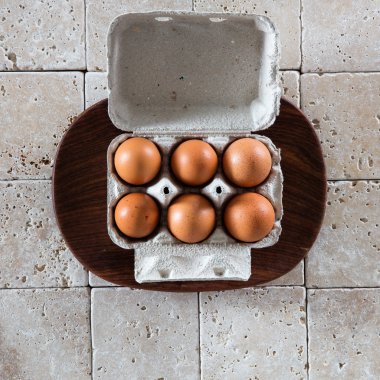 pahalı gıda konsepti için altı kahverengi yumurta açılan kutu