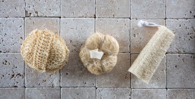 mineral arka plan üzerinde masaj için kuru fırçalama konsepti, üst görünüm