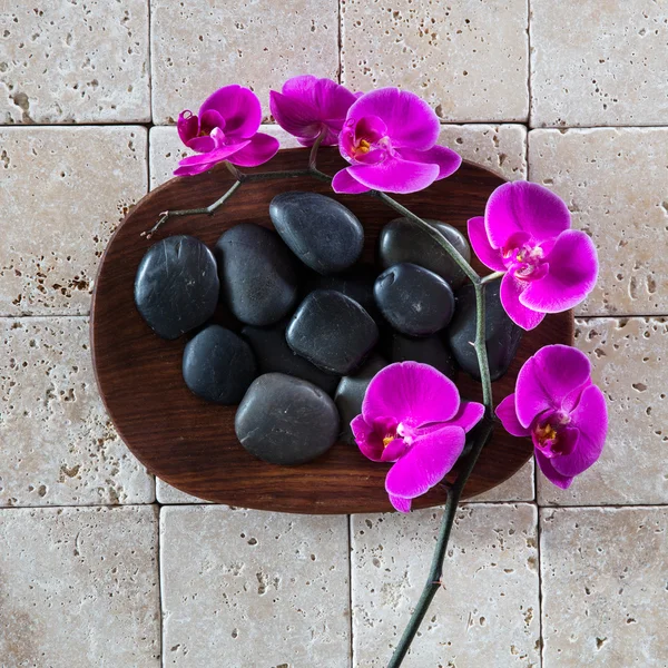 Concepto de belleza con guijarros de masaje negro para papel pintado de spa — Foto de Stock