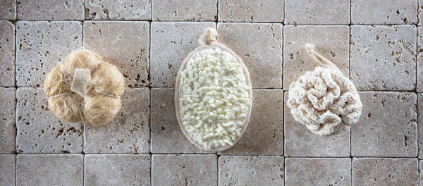 Conjunto de purificação loofah e esponjas de algodão para mimar — Fotografia de Stock