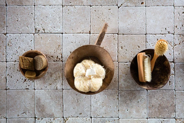 Conjunto de baño con jabones tradicionales en cuencos de madera, la puesta plana — Foto de Stock