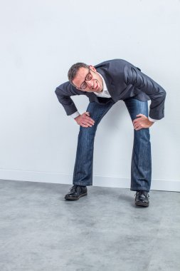 çapraşık orta yaşlı işadamı gözlük görme problemleri ile