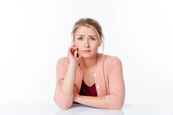 Ongelukkige jonge blonde vrouw zitten, onschuld en angst — Stockfoto