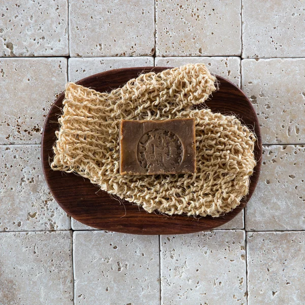 Plat leggen van oude zeep op loofah mitt voor zuivering — Stockfoto