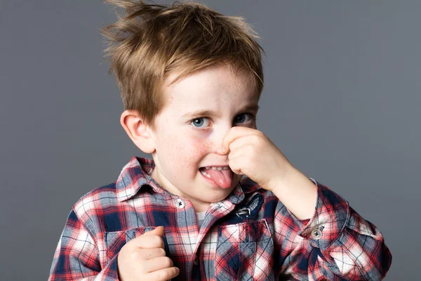 Jonge jongen knijpen zijn neus voor teken van slechte geur — Stockfoto