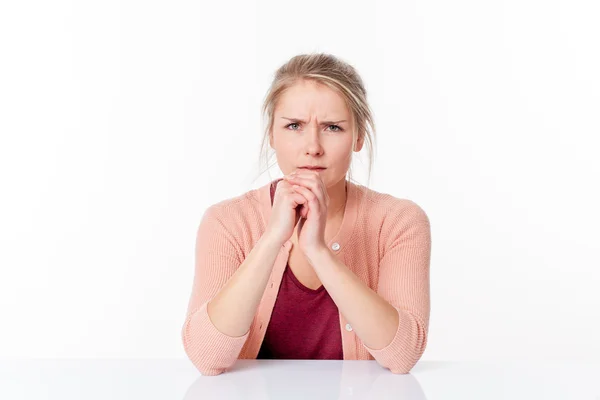 Enfurruñada joven rubia sentada, expresando frustración e ira — Foto de Stock