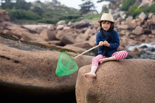 Doğayı keşfetmek için bir balık ağı tutan genç çocuk düşünme — Stok fotoğraf