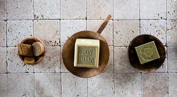 Płaski lay, koncepcja oczyszczania z różnymi mydeł w drewnianych misach — Zdjęcie stockowe