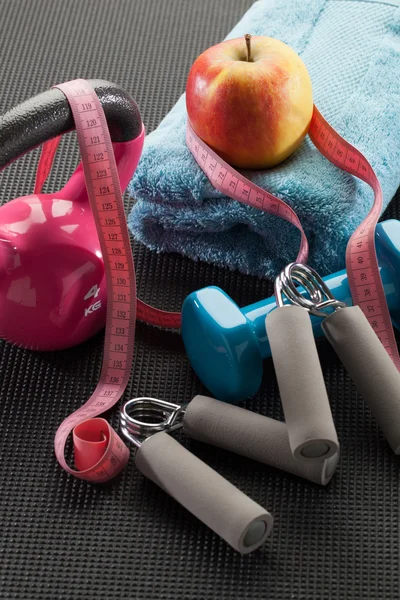 Sportschool accessoires voor gezondheidszorg en gewicht controle op mat — Stockfoto