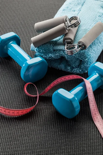 Accesorios de fitness con empuñaduras y mancuernas para el control de peso —  Fotos de Stock