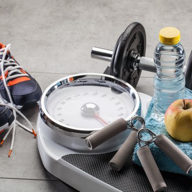 ölçekler, spor ayakkabıları, ağırlık egzersiz aksesuarları ve doğal diyet gıda