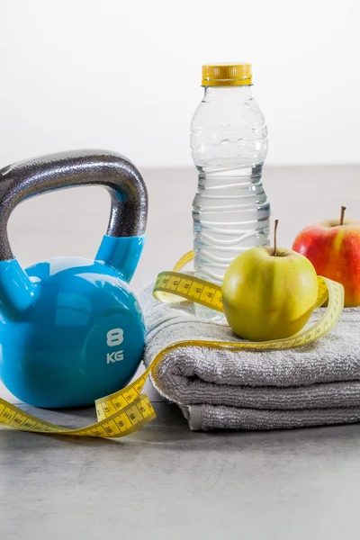 Kettle bell, meten tape, appels en water voor fit gezondheidszorg — Stockfoto