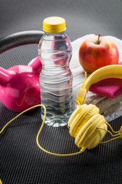 Natürmort pembe ağırlık kaldırma, kulaklık, havlu ve apple