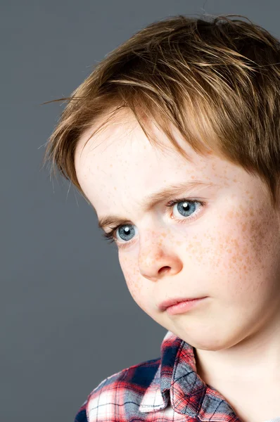 Close-up, criança desapontada com olhos azuis tristes e sardas — Fotografia de Stock