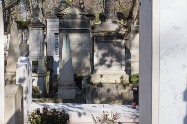 Tüm şekiller, sonsuz imtiyazları olan antik maden mezarlıkları, tarihi mezarlıklar ve mezar taşları, güneşli gün ışığı.