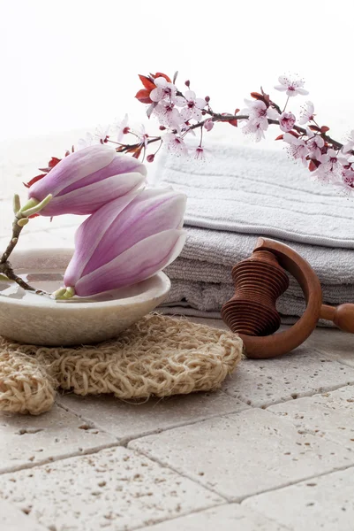 Spa treatment accessories with flowers — Stock Photo, Image