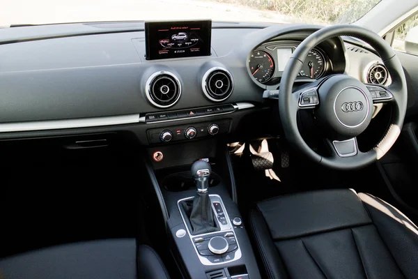 Audi Q3 2015 wnętrze — Zdjęcie stockowe