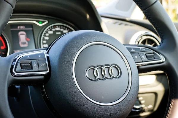 Audi Q3 2015 koła — Zdjęcie stockowe