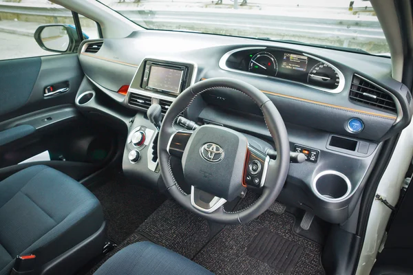 Toyota Sienta υβριδική 2016 εσωτερικό — Φωτογραφία Αρχείου