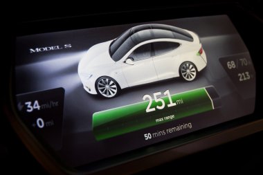 Şarj süresi içinde Tesla Model S elektronik otomobil
