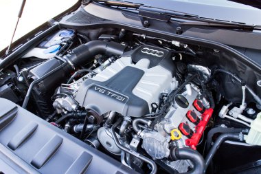 Audi Q7 3.0t Quattro 2014 makine dairesi