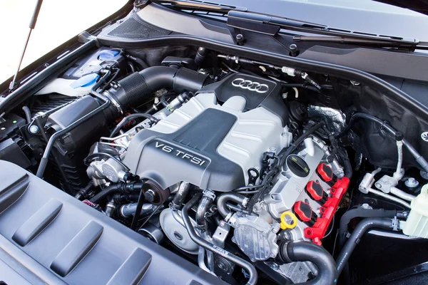 Audi Q7 3.0t Quattro 2014 makine dairesi