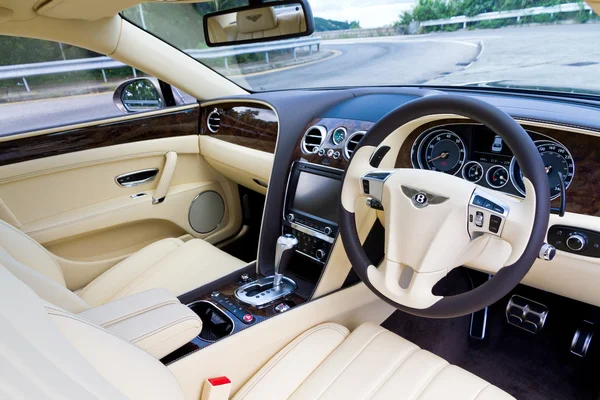 Bentley o novo Flying Spur 2013 modelo Bay Drive — Fotografia de Stock