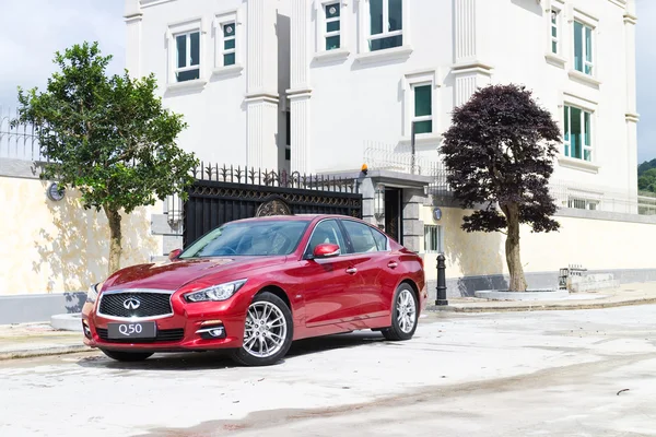 Infiniti Q50 2.0t Test Drive el 13 de mayo de 2014 en Hong Kong . — Foto de Stock